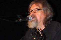 Charyzmatyczny bard po trzydziestu latach