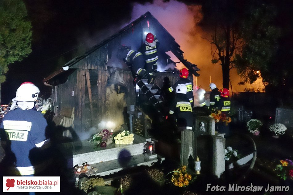 Pożar na cmentarzu - foto