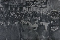 Z parasolką na Piłsudskiego