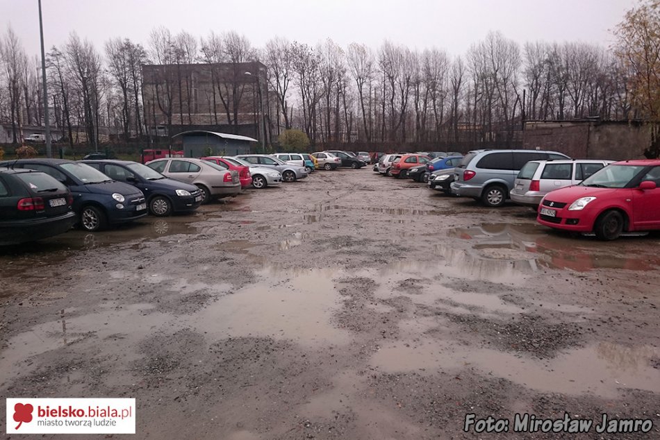 Dziurawy parking dla pracowników - foto