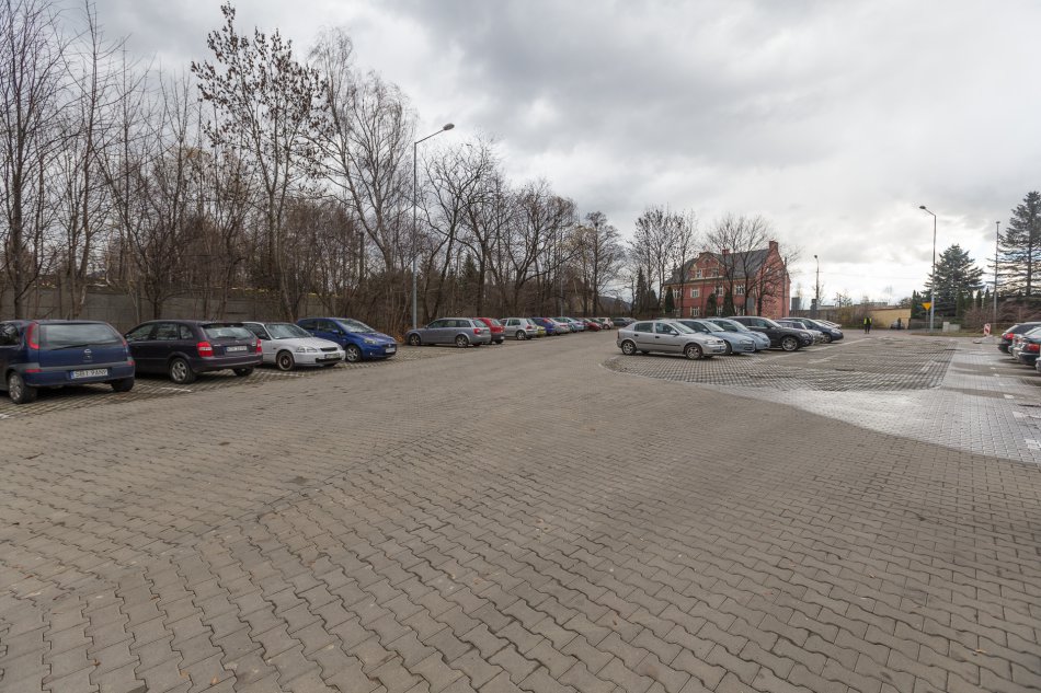Są dwa parkingi dla pracowników