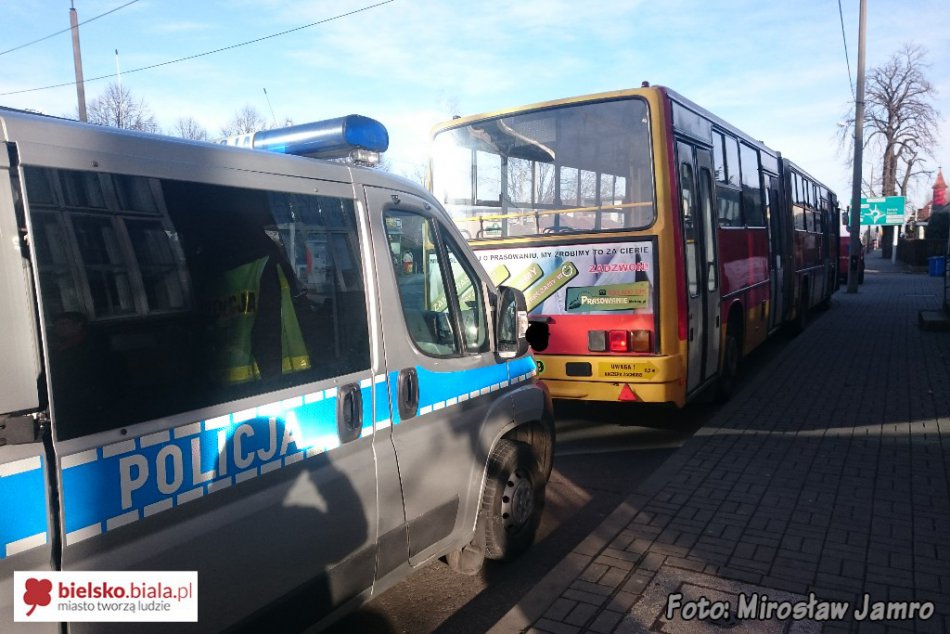 Przytrzasnął rękę pasażerki - foto
