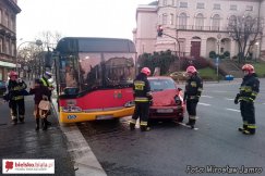 Zderzenie autobusu MZK z osobówką - foto