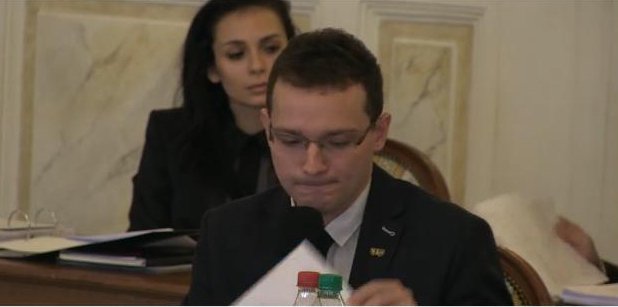 Bezdomni na klatkach schodowych