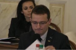 Bezdomni na klatkach schodowych