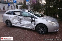 Zderzenie autobusu z osobówką - foto