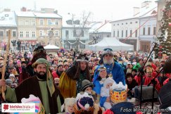 Orszak radosnych ludzi - foto