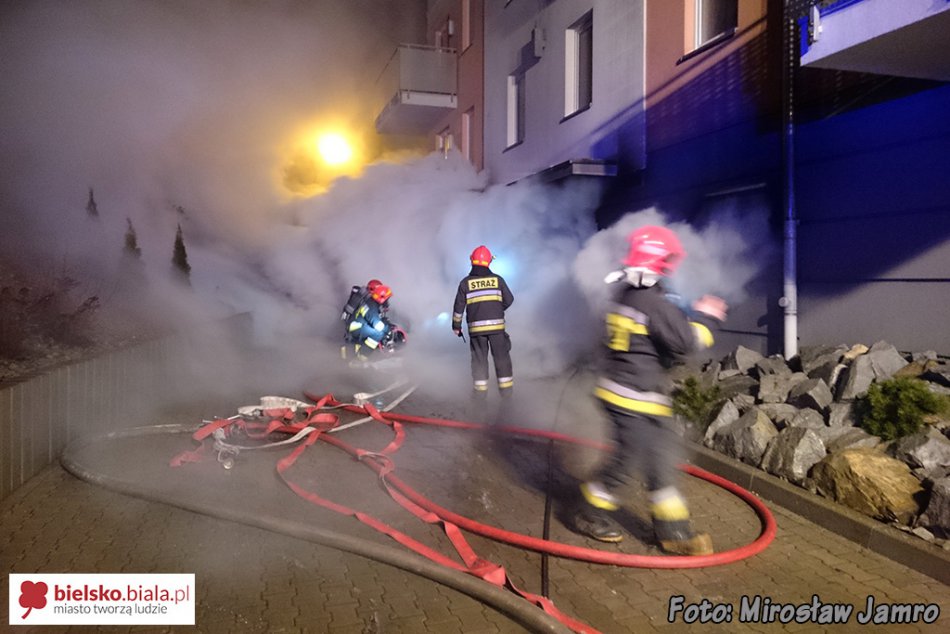 Pożar w podziemnym garażu - foto
