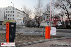 Szlaban na parkingu przy Dmowskiego