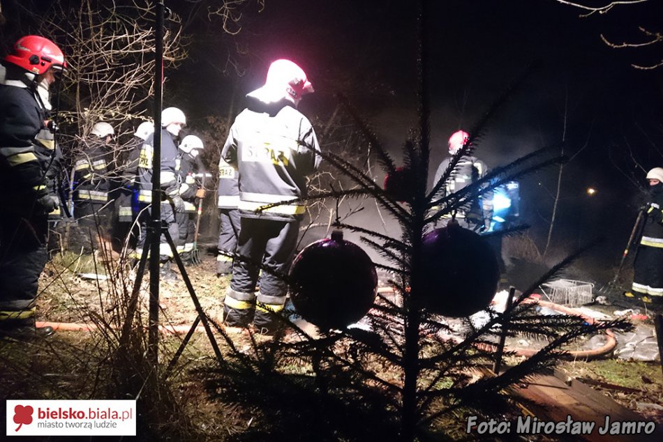 Kilkusetmetrowa linia gaśnicza - foto
