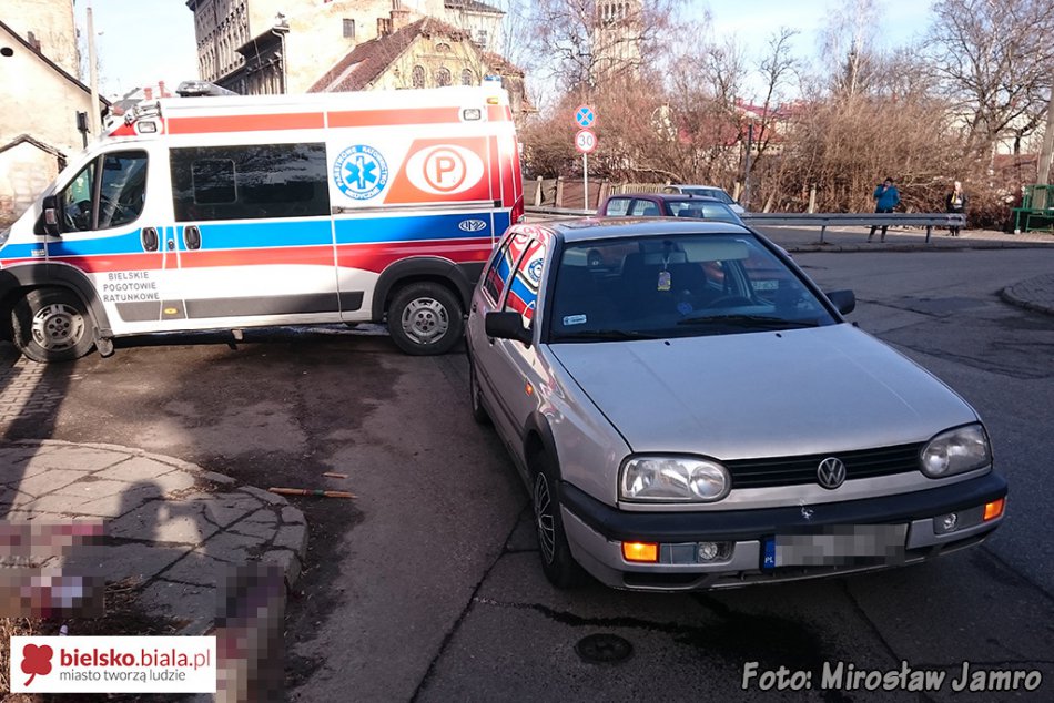 Pieszy uderzył głową w słup - foto