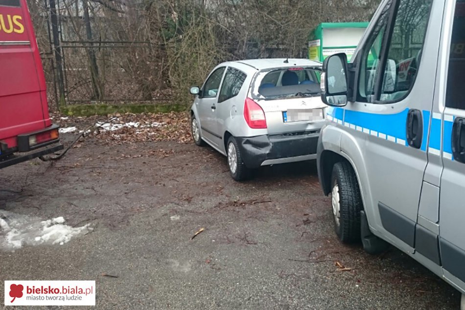 Zderzenie busa z osobówką - foto