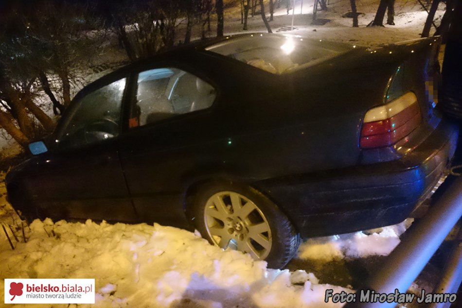 Zatrzymał się na stromym poboczu - foto