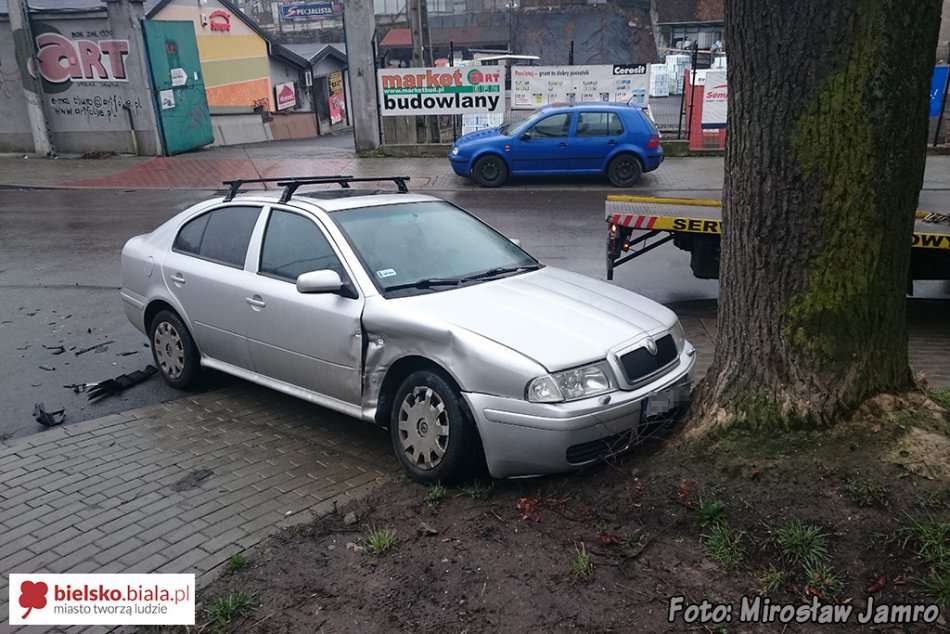 Z impetem wpadł na chodnik - foto