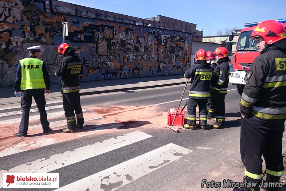 Zderzenie aut przed przejściem - foto
