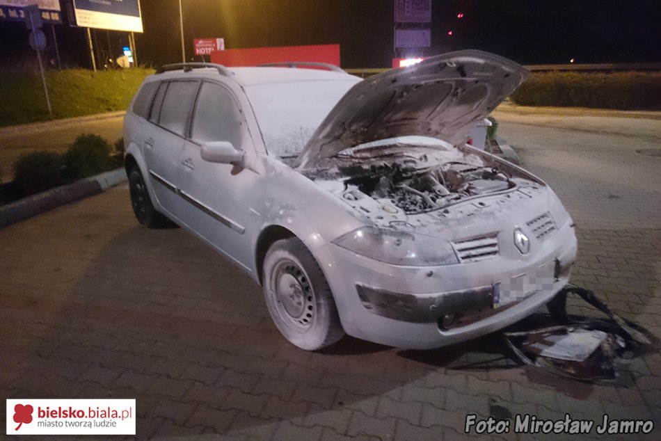 Pożar auta na stacji paliw - foto