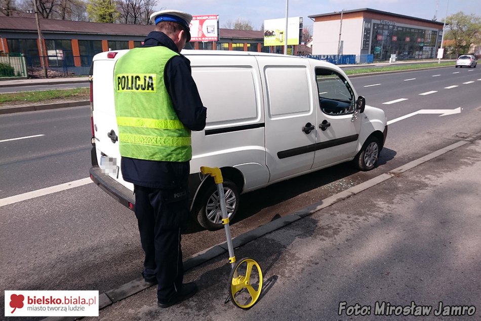 Pieszy wskoczył na samochód - foto