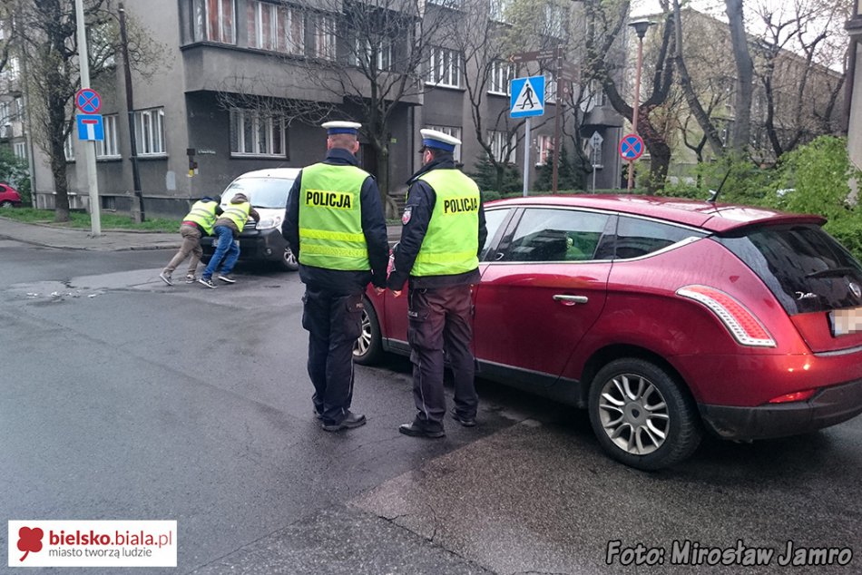 Hamował, ale wpadł w poślizg - foto