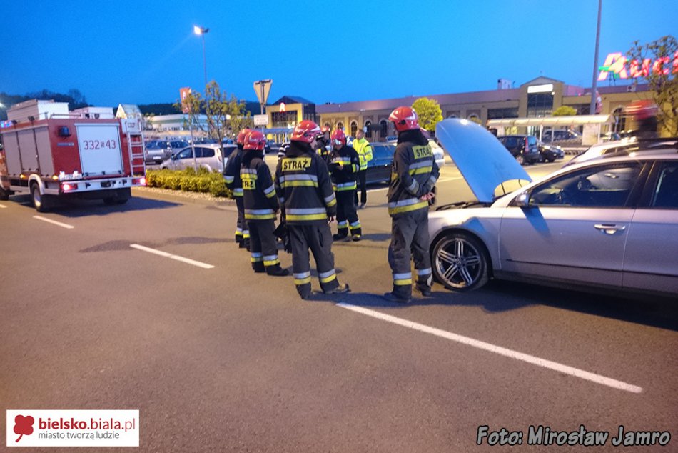 Kolizja osobówek na parkingu - foto