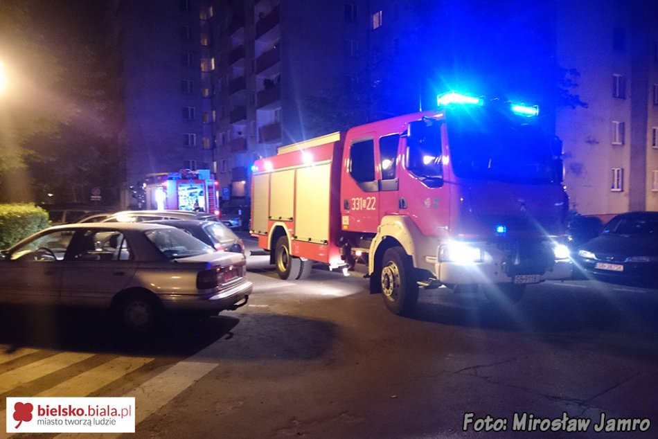 Pożar na balkonie wieżowca - foto