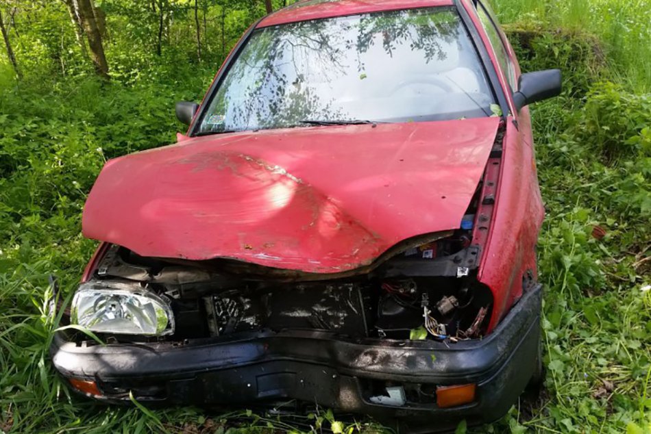 Pijany uderzył autem w drzewo - foto