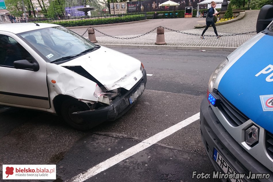 Uderzył w mur zamkowy - foto