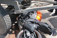 Zderzenie motocyklisty z przyczepą - foto