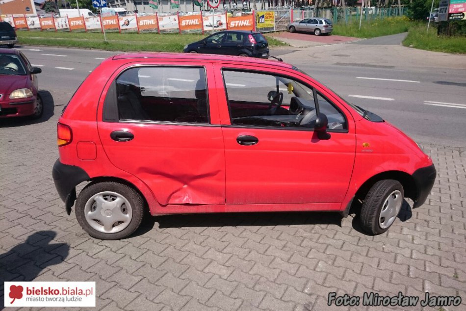 Trafił hakiem w drzwi - foto