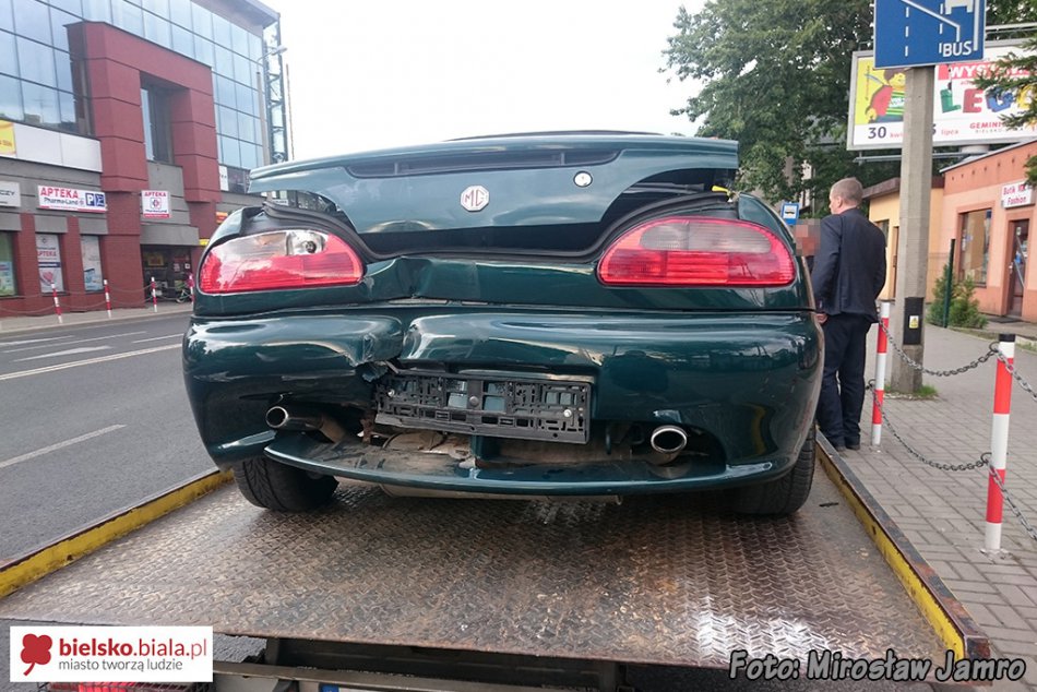 Uderzył w auto "z duszą" - foto