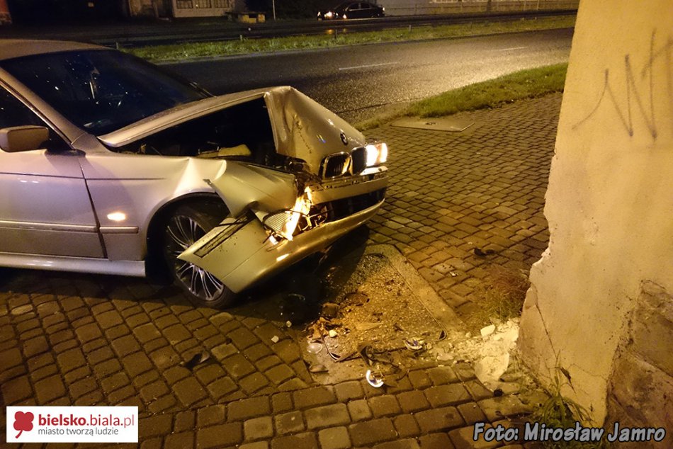Uderzył autem w ścianę budynku - foto