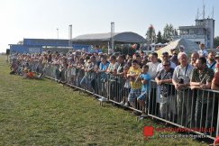 Wojskowe maszyny nad miastem