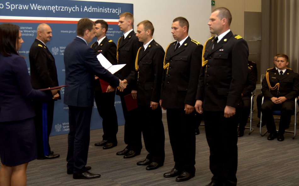 Minister wyróżnił dzielnych strażaków - foto