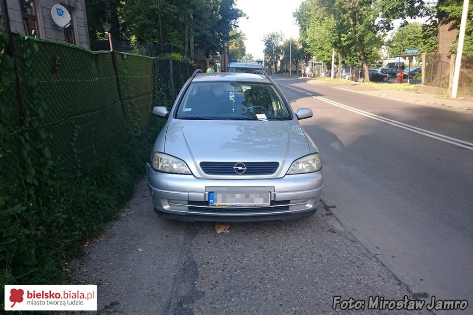 Zaparkowali na chodniku - foto