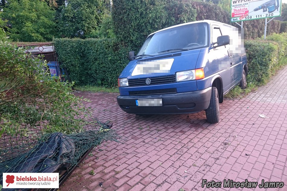 Zdemolował ogrodzenie dwóch posesji - foto