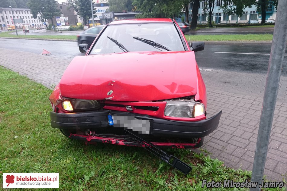 Zderzenie dwóch aut i autobusu MZK - foto