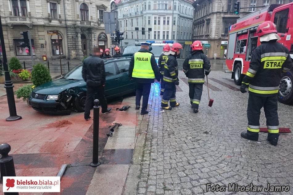 Pijany skosił słupki w centrum - foto