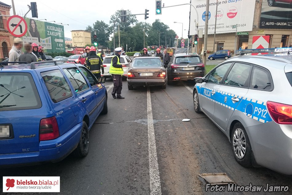 Uszkodził kilka aut i radiowóz - foto
