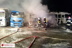 Nocny pożar ciężarówek - foto