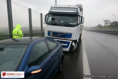 Uderzył tirem w barierę - foto