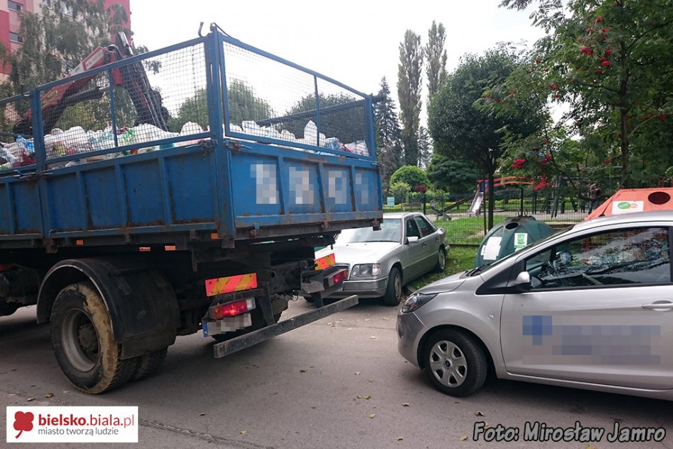 Kolizja śmieciarki z osobówką - foto