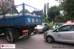 Kolizja śmieciarki z osobówką - foto