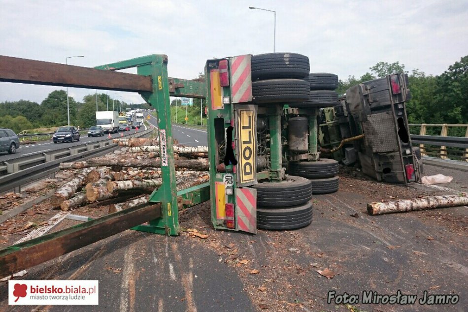 Wywrotka tira na S52 - foto