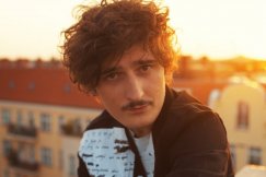 Popularny artysta na koniec lata