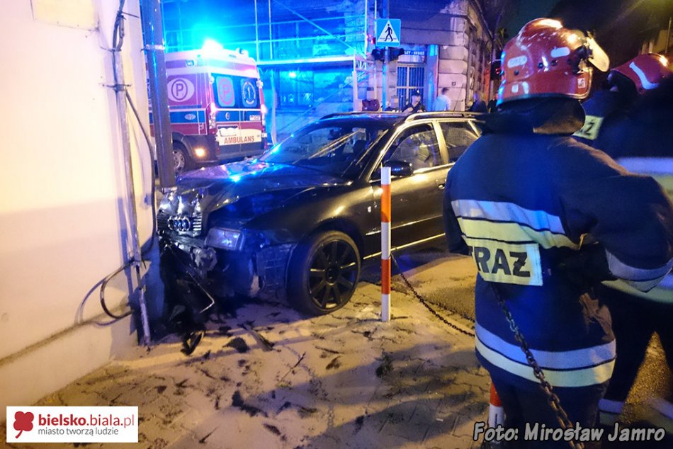 Uderzył autem w budynek - foto