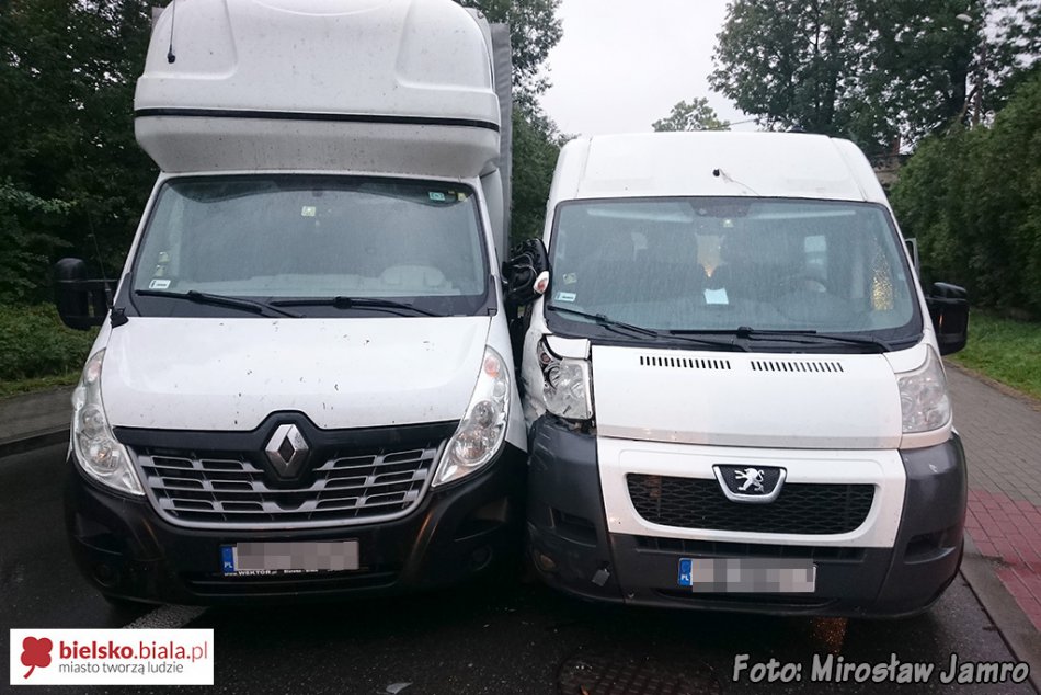 Zderzenie busa z dostawczakiem - foto