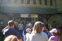 Długa kolejka do wagonika