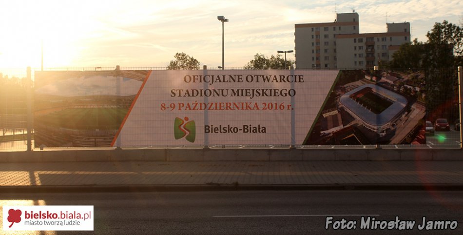 Czarne chmury nad stadionem