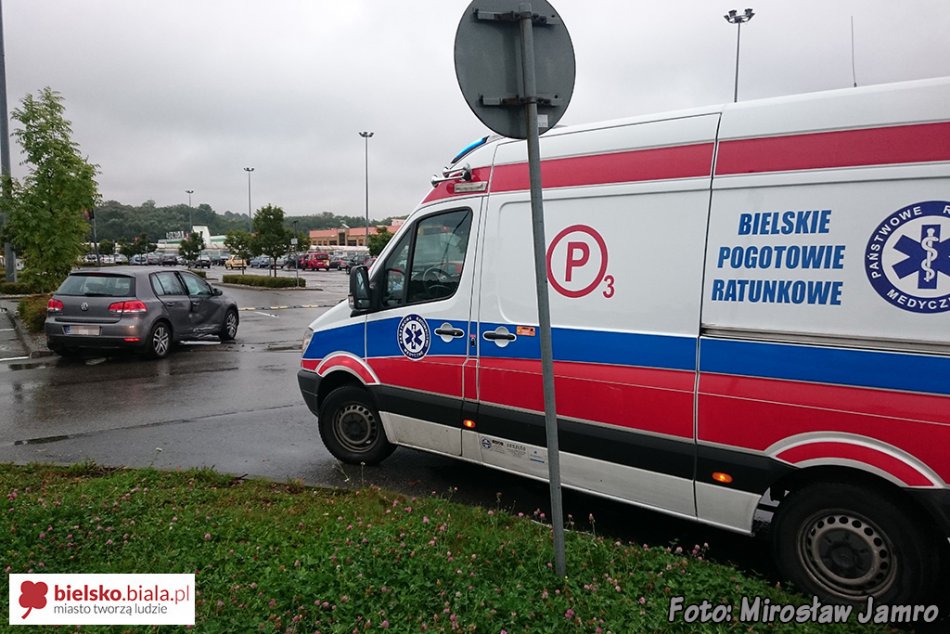 Zderzenie aut na parkingu - foto