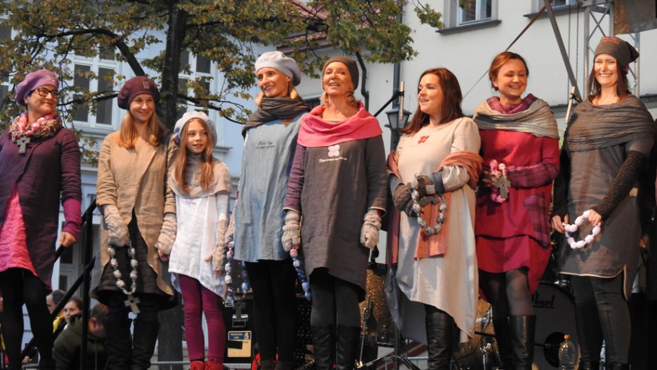 Pokaz mody z dewocjonaliami - foto