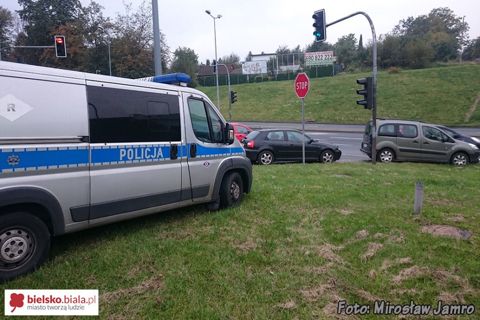 Zatrzymał się przed światłami - foto